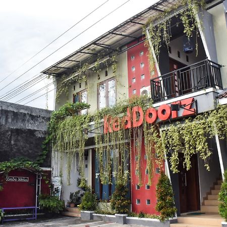 RedDoorz near Hartono Mall Kejayan Exterior foto